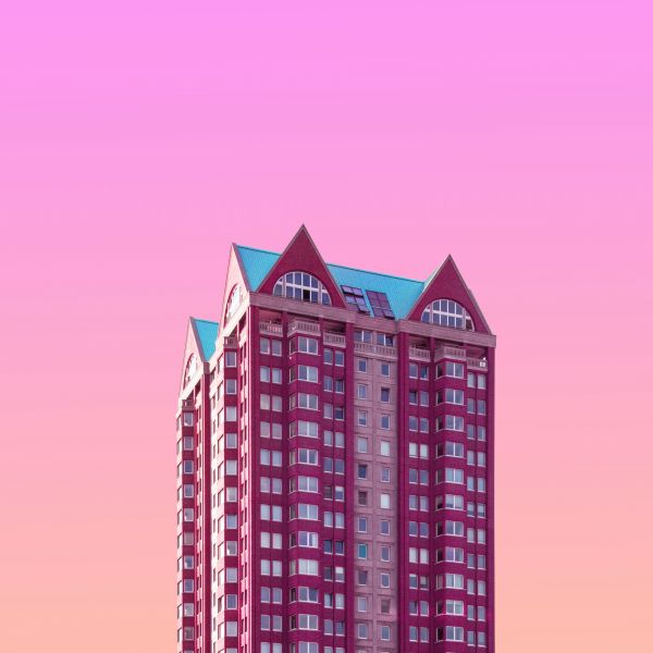 Wolkenkratzer vor pinkem Himmel