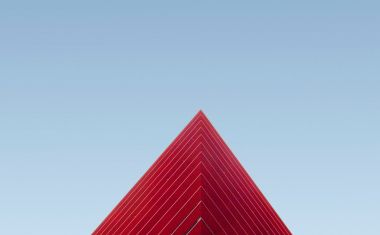 Moderne rote Architektur vor blauem Himmel